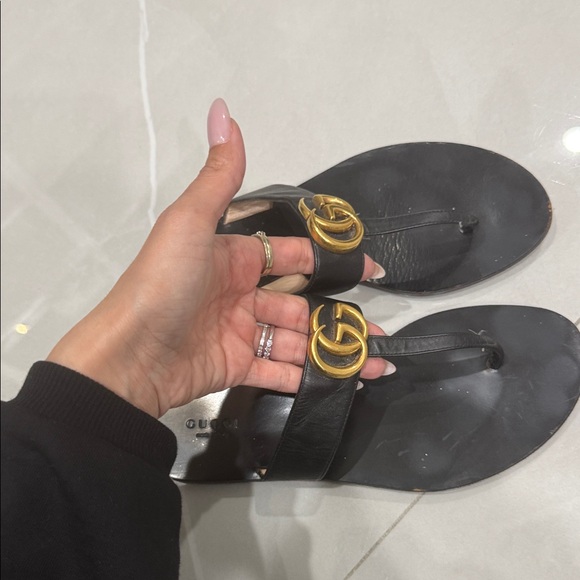 Gucci Black Sandals with Gold Logo - Picture 3 of 3